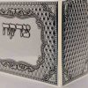 קופת צדקה זכוכית אקרילית תקריב